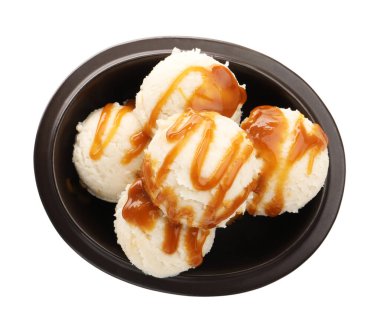 Karamel soslu leziz dondurma. Beyazın üstüne izole edilmiş, üst manzara.