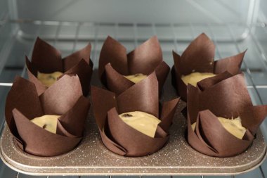 Kek yapıyorum. Fırında hamurlu kek tepsisi, yakın plan.