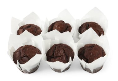 Beyaza izole edilmiş bir sürü lezzetli çikolatalı kek.