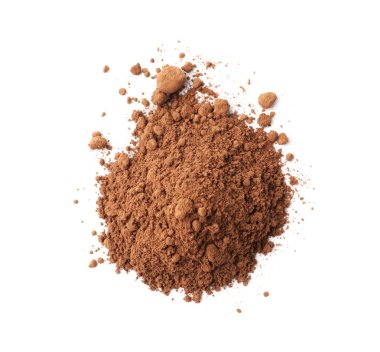 Beyaz üzerine izole edilmiş kakao tozu yığını, üst görünüm