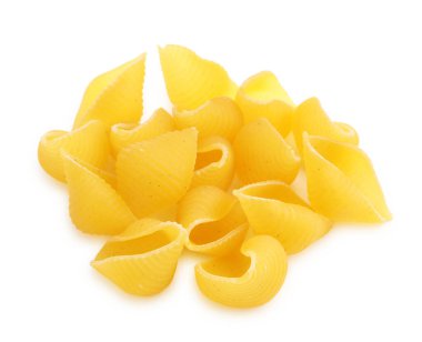 Beyaza izole edilmiş çiğ koni makarnası.