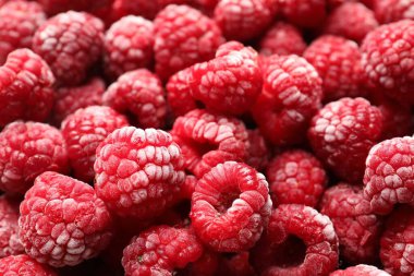 Arka plan olarak donmuş olgun ahududu, yakın plan görünümü