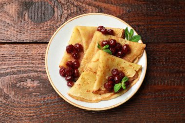 Tahta masada kiraz reçeli ile servis edilen leziz krepler.