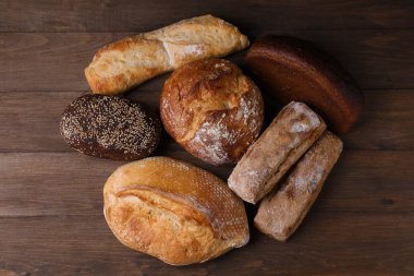 Tahta masada farklı ekmek türleri, düz yatıyordu.