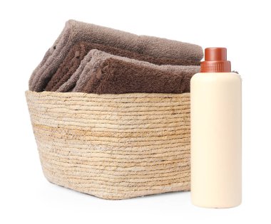 Çamaşır sepeti, havlular ve beyaza izole edilmiş bir şişe deterjan.