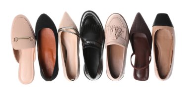 Farklı güzel ayakkabılar. Beyaz, üst manzara.