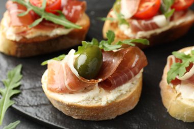 Krem peynirli, jambonlu, yeşil zeytinli, domatesli ve roka soslu nefis bruschetalar.