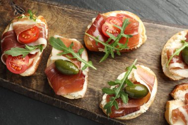 Krem peynirli, jambonlu, yeşil zeytinli, domatesli ve roka soslu nefis bruschetalar.