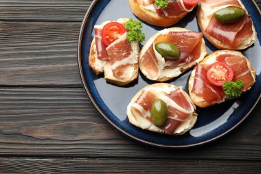 Krem peynirli, jambonlu, yeşil zeytinli, domatesli ve maydanozlu nefis bruschetalar. Metin için boşluk