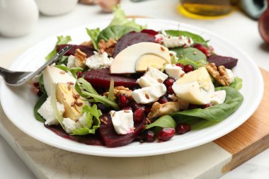 Beyaz masada nefis pancar salatası, yakın plan.