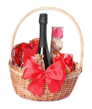 Beyaz şarap ve bir kutu şekerle dolu hasır hediye sepeti.