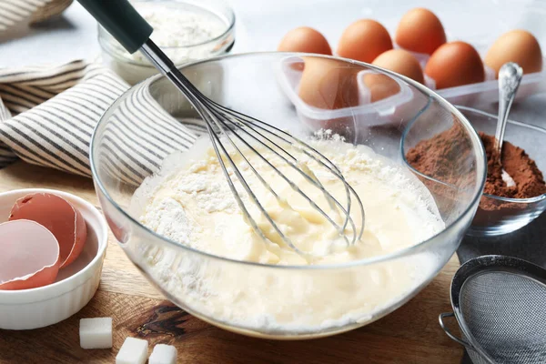 Hamur ve çırpmak için farklı malzemeler. Masada, yakın plan.