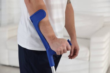 Dirsek değnekli adam evde, yakın plan.