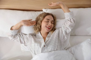 Yatakta uzanan bir kadın, üst manzara.