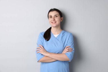 Beyaz arka planda tıp üniformalı bir doktor.