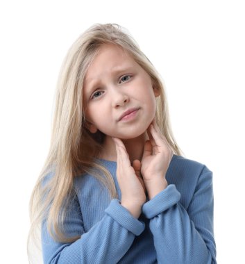 Beyaz arka planda boğaz ağrısı çeken küçük bir kız. Soğuk Semptom