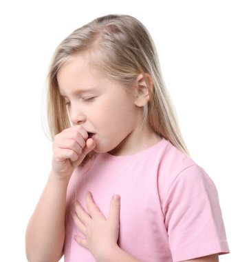 Beyaz arka planda öksüren küçük bir kız. Soğuk Semptom