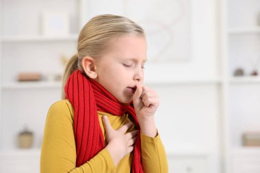 Küçük kız evde öksürüyor. Soğuk Semptom