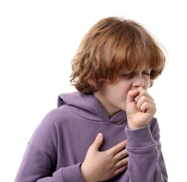 Beyaz arka planda öksüren küçük bir çocuk. Soğuk Semptom