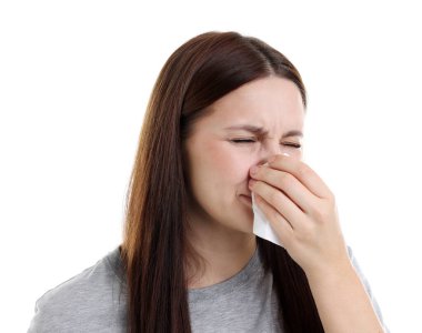 Beyaz arka planda burnu akan bir kadın. Soğuk Semptom