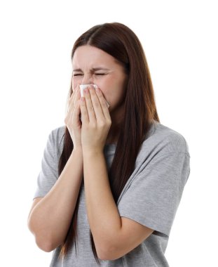 Beyaz arka planda burnu akan bir kadın. Soğuk Semptom