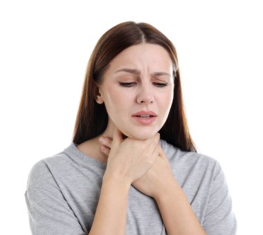 Beyaz arka planda boğaz ağrısı çeken bir kadın. Soğuk Semptom