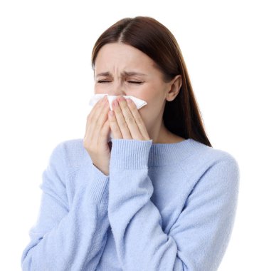 Beyaz arka planda burnu akan bir kadın. Soğuk Semptom