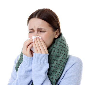 Beyaz arka planda burnu akan bir kadın. Soğuk Semptom