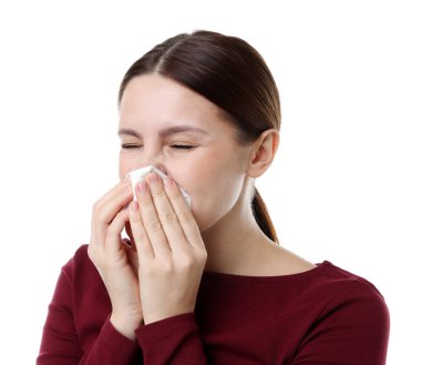 Beyaz arka planda burnu akan bir kadın. Soğuk Semptom