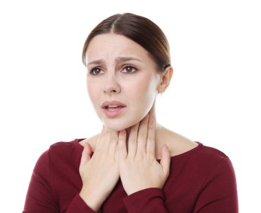 Beyaz arka planda boğaz ağrısı çeken bir kadın. Soğuk Semptom