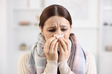 Evde burnu akan bir kadın. Soğuk Semptom