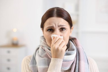 Evde burnu akan bir kadın. Soğuk Semptom