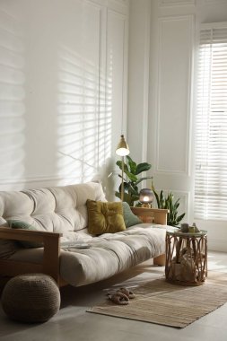 Kanepesi ve çiçekleri olan şık bir oturma odası. İç tasarım