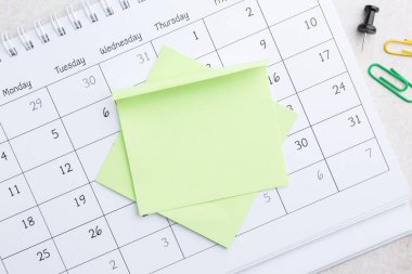 Boş notlar, takvim, ataç ve iğne tablonun üzerinde düz konum