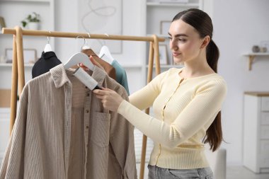 Evde iplik silindirli kadın gömleği.