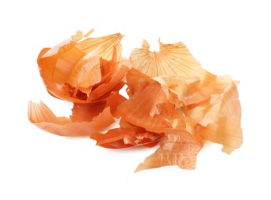 Beyaz üzerine izole edilmiş sarı soğan kabukları