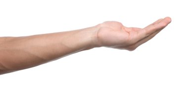 Beyaz arka planda bir şey tutan adam, yakın plan.