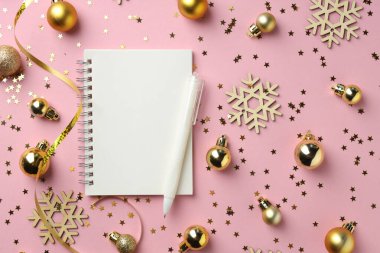 Yeni yıl hedefleri. Pembe arka planda planlayıcı, kalem ve şenlikli dekor, düz konum