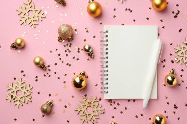 Yeni yıl hedefleri. Pembe arka planda planlayıcı, kalem ve şenlikli dekor, düz konum