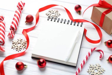 Yeni yıl hedefleri. Boş planlayıcı, kalem ve beyaz ahşap masada şenlikli bir dekor.