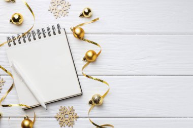Yeni yıl hedefleri. Boş planlayıcı, kalem ve beyaz ahşap masa üzerindeki şenlikli dekor, düz yatış. Metin için boşluk