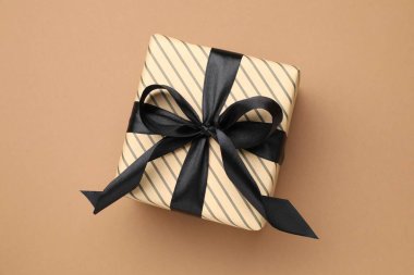 Kahverengi arka planda güzel paketlenmiş hediye, üst manzara