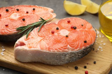 Baharatlı, limonlu ve yağlı somon filetosu.