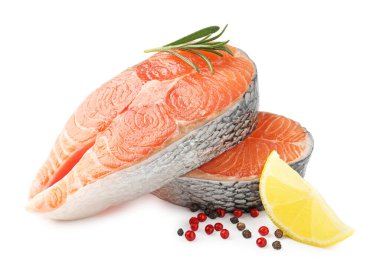 Baharatlı ve limonlu somon filetosu beyaz üzerine izole edilmiş.