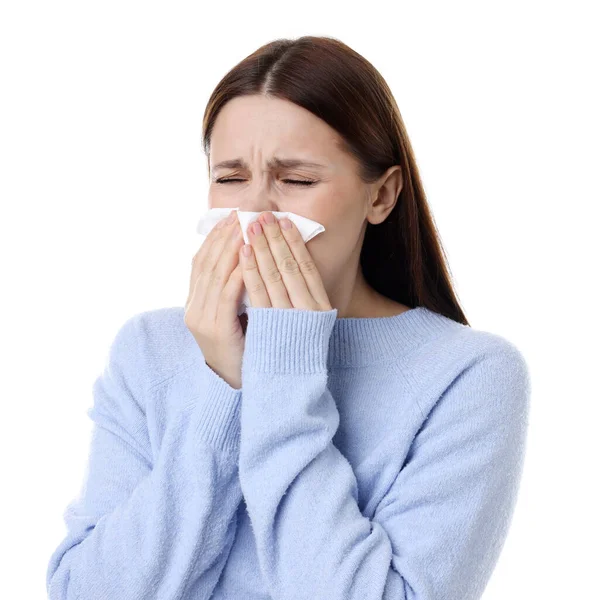 Beyaz arka planda burnu akan bir kadın. Soğuk Semptom