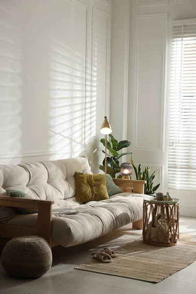 Kanepesi ve çiçekleri olan şık bir oturma odası. İç tasarım