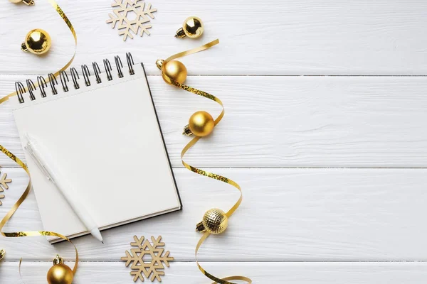 Yeni yıl hedefleri. Boş planlayıcı, kalem ve beyaz ahşap masa üzerindeki şenlikli dekor, düz yatış. Metin için boşluk