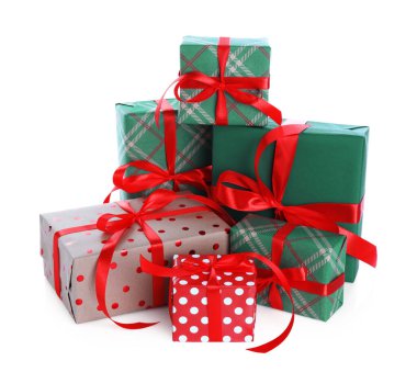 Güzelce paketlenmiş hediye kutuları beyaza izole edilmiş.