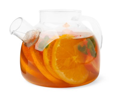 Beyaz üzerine izole edilmiş cam çaydanlıkta naneli aromatik meyve çayı.