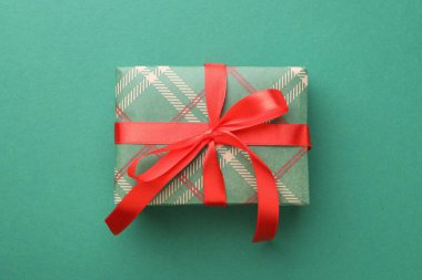 Yeşil arka planda güzel hediye kutusu, üst manzara